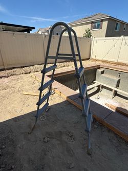 Oboe ground pool ladder