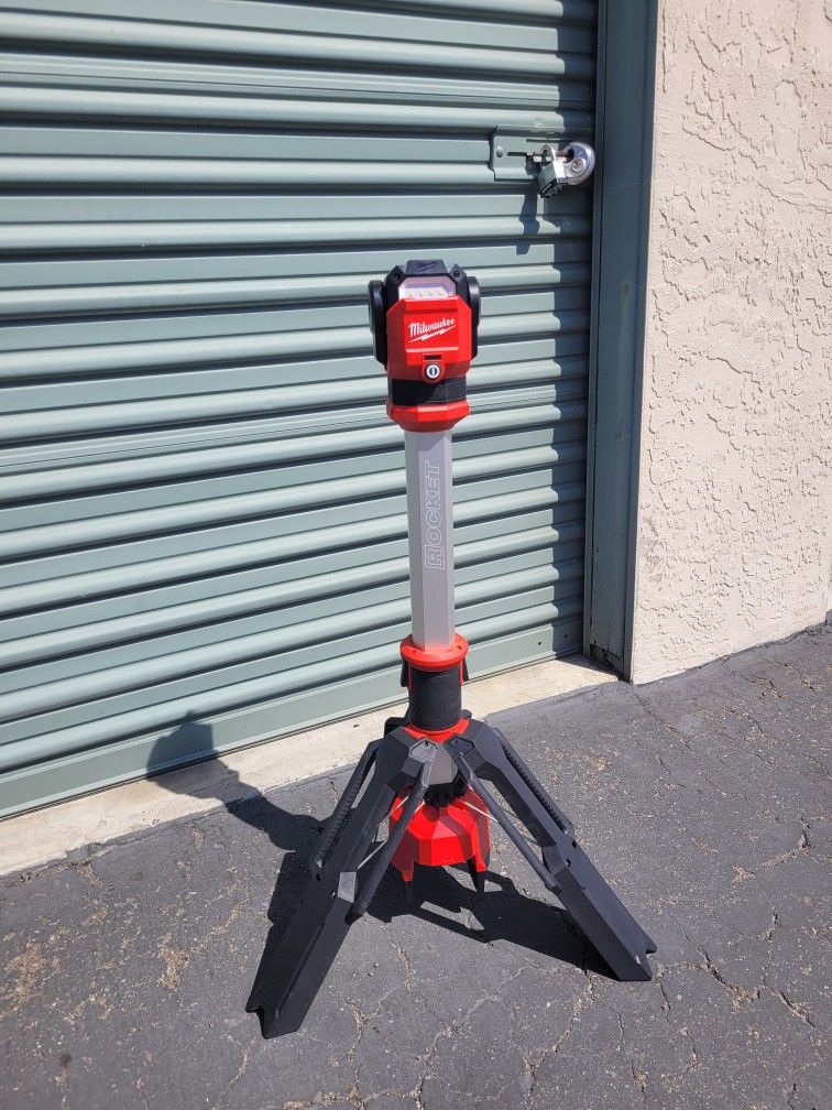 Milwaukee M12 Rocket Tower Light