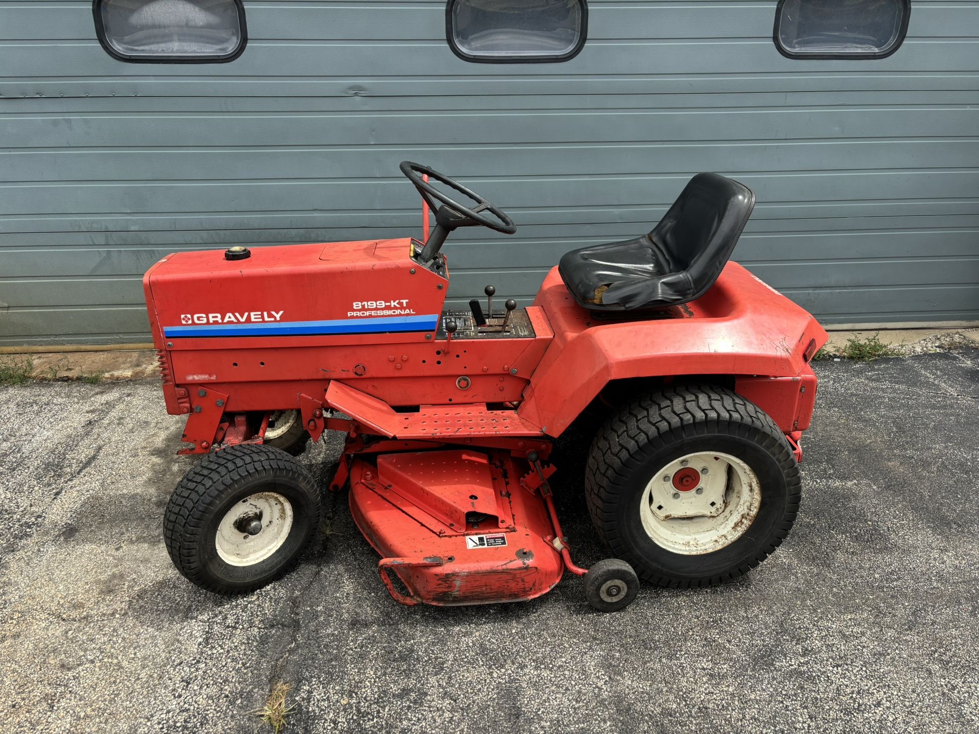 Gravely 8199 KT PROFESSIONAL GAS POWERED LAWN TRACTOR 19 Hp