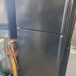 WHIRLPOOL 18 CUFT FRIDGE BLACK
