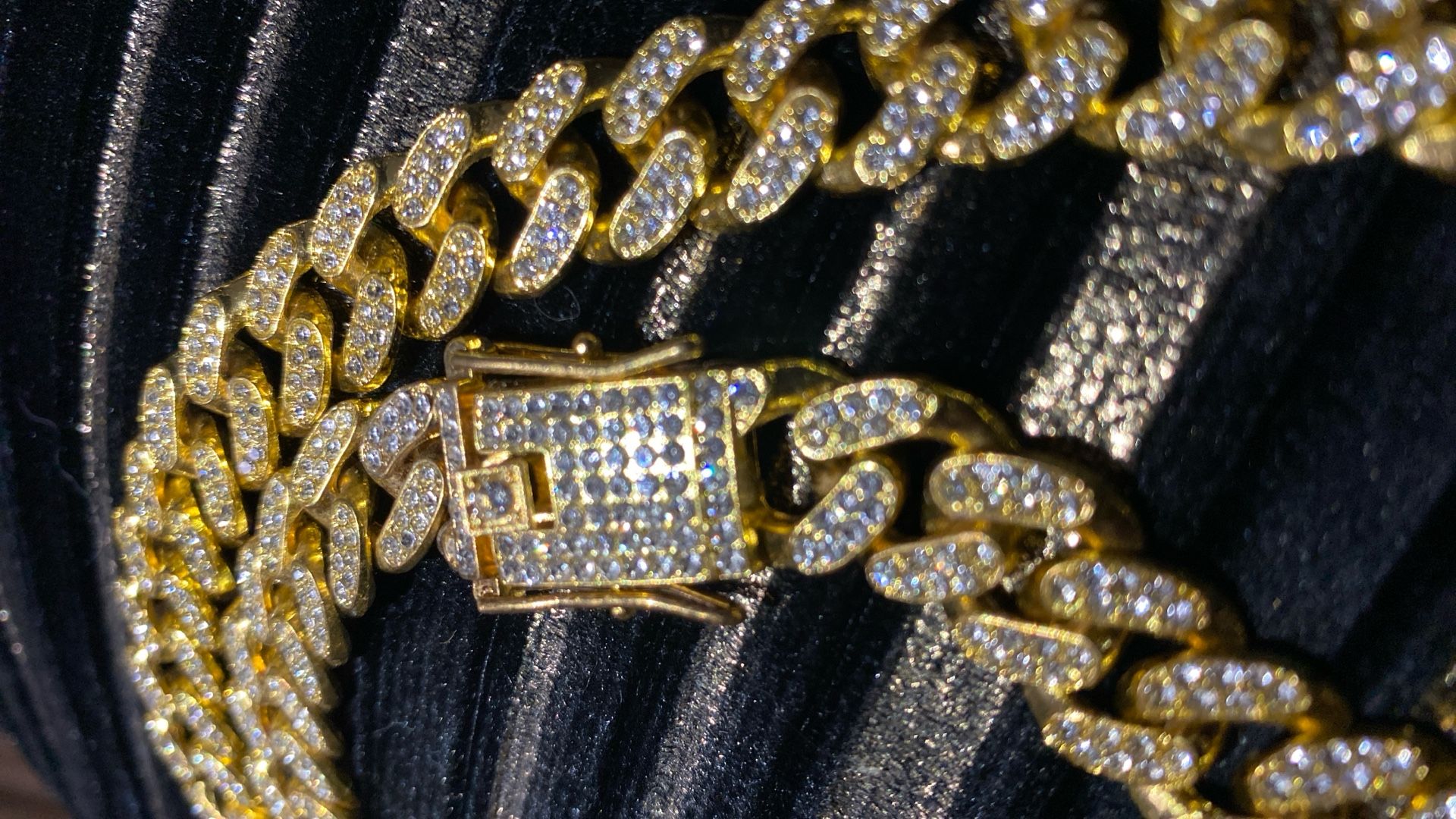 Yellow 24 inch lab stones water resistant