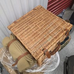 Picnic Basket With Cutlery And Silverware