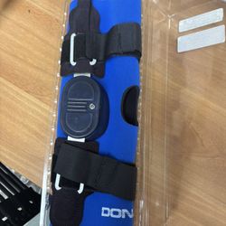 Donjoy medium knee brace 