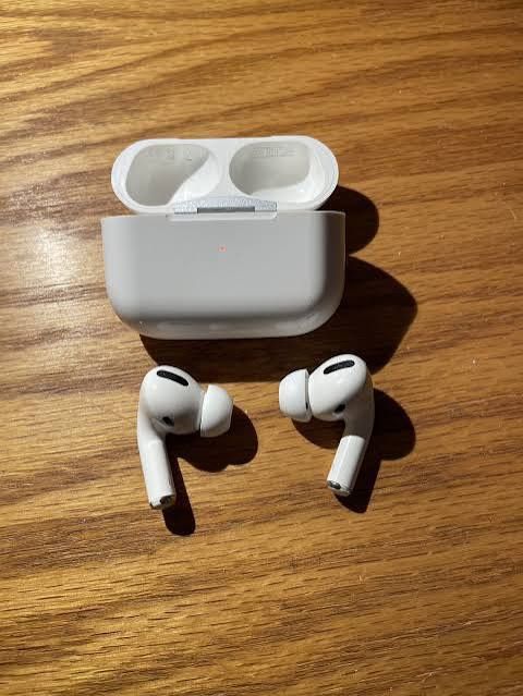 Apple AirPod Pros (Lightning /wireless Charging)