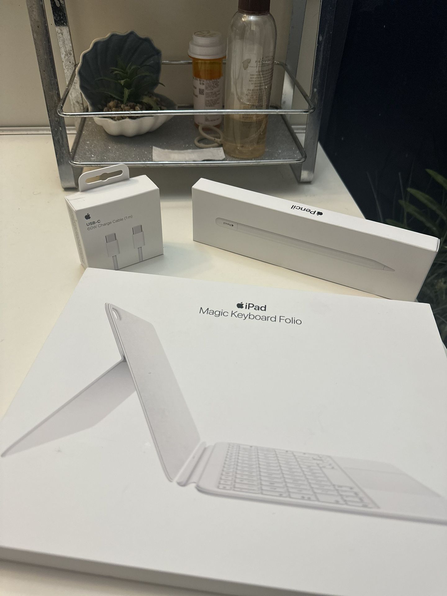 Apple Keyboard Folio with Apple Pen (Gen 2) NEW