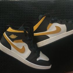 Lightly Used Size 2Y White Pollen Black 