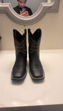 ARIAT square toed boots size 7