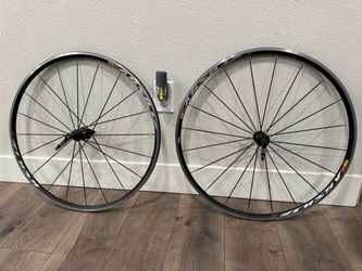 Mavic Aksium wheel set 18x622 700c 28 In. No tires