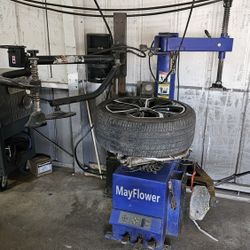 MAQUINA DESMONTADORA DE LLANTAS  FUNCIONANDO.