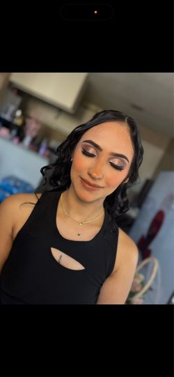 Maquillaje y peinado
