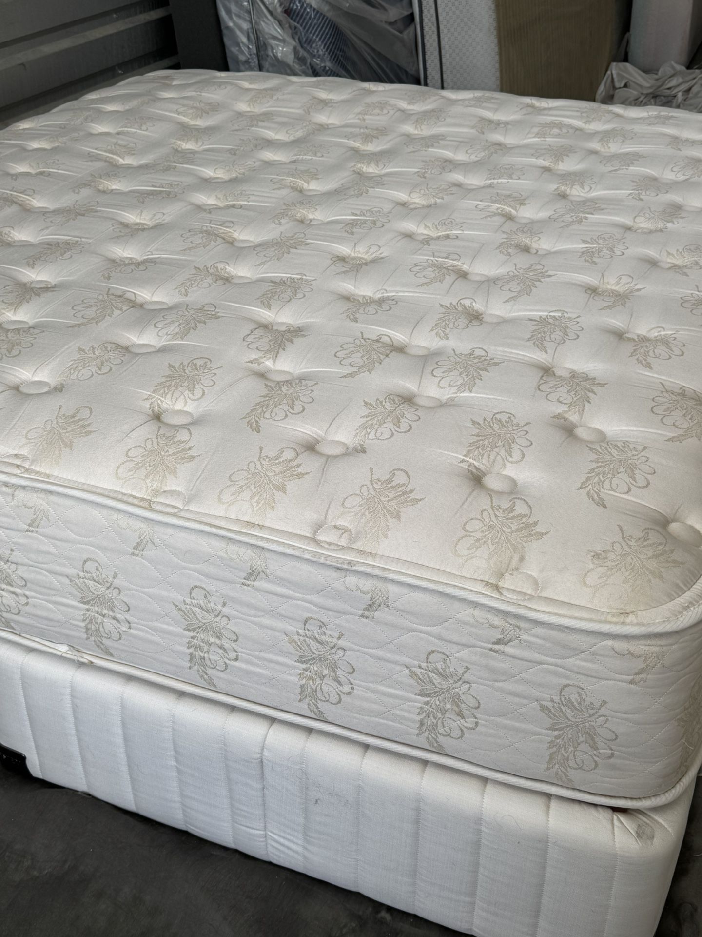 USED KING SIZE MATTRESS WITH BOX SPRING DELIVERY 🚚 AVAILABLE