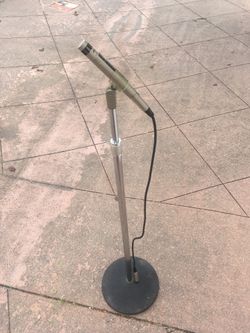 Round base microphone stand