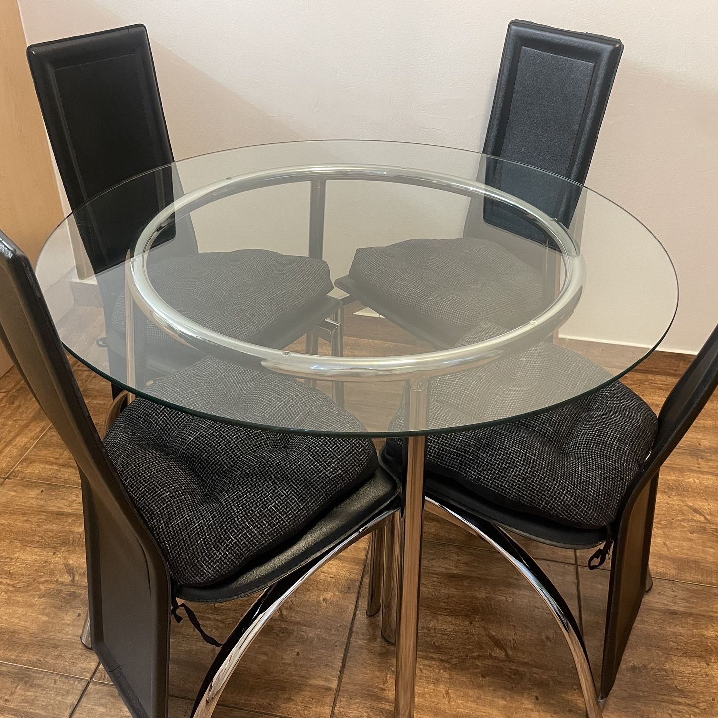 Round Dinner Table With 4 Chairs 