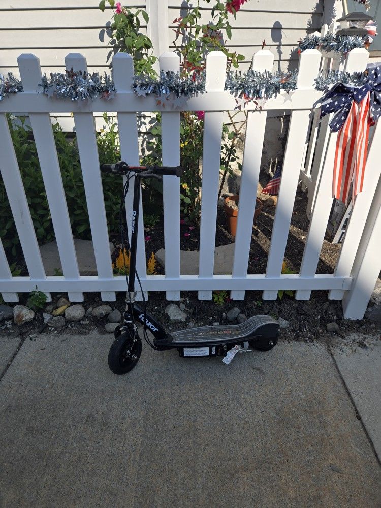 Electric razor scooter,