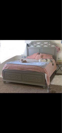 Queen size bed with drawers