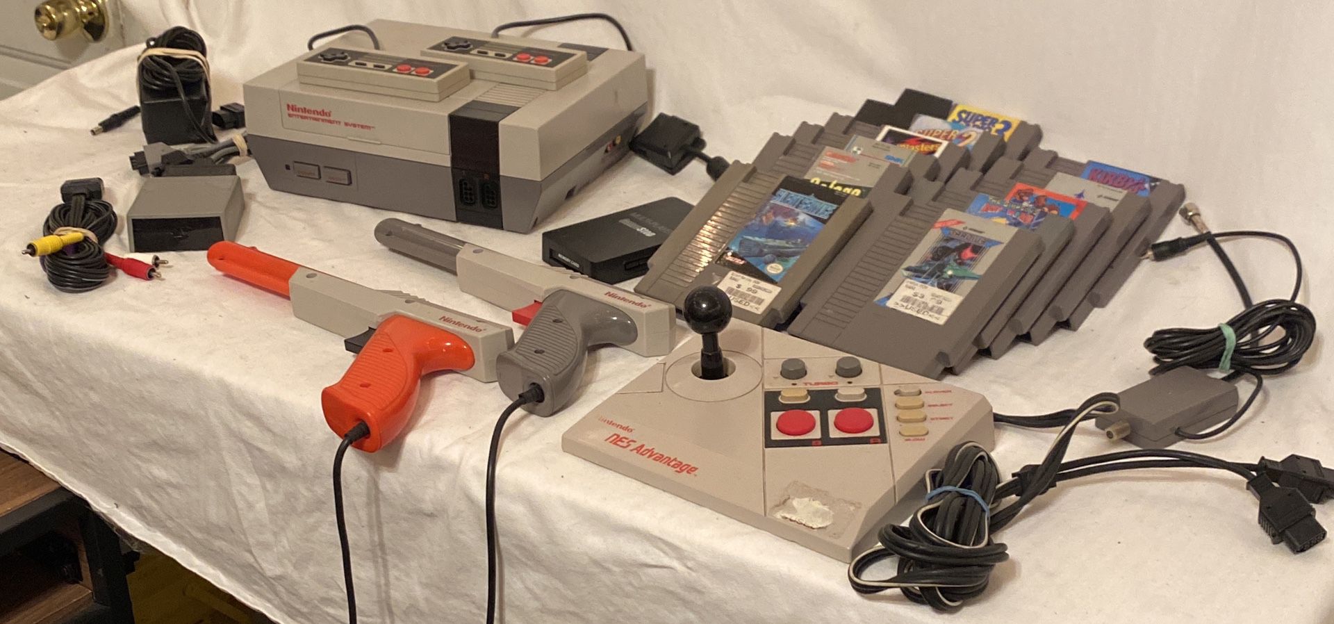 Original NES,11 games,2 controllers, 2 guns,NESAdvantage, Multiplayer/necessary cords!