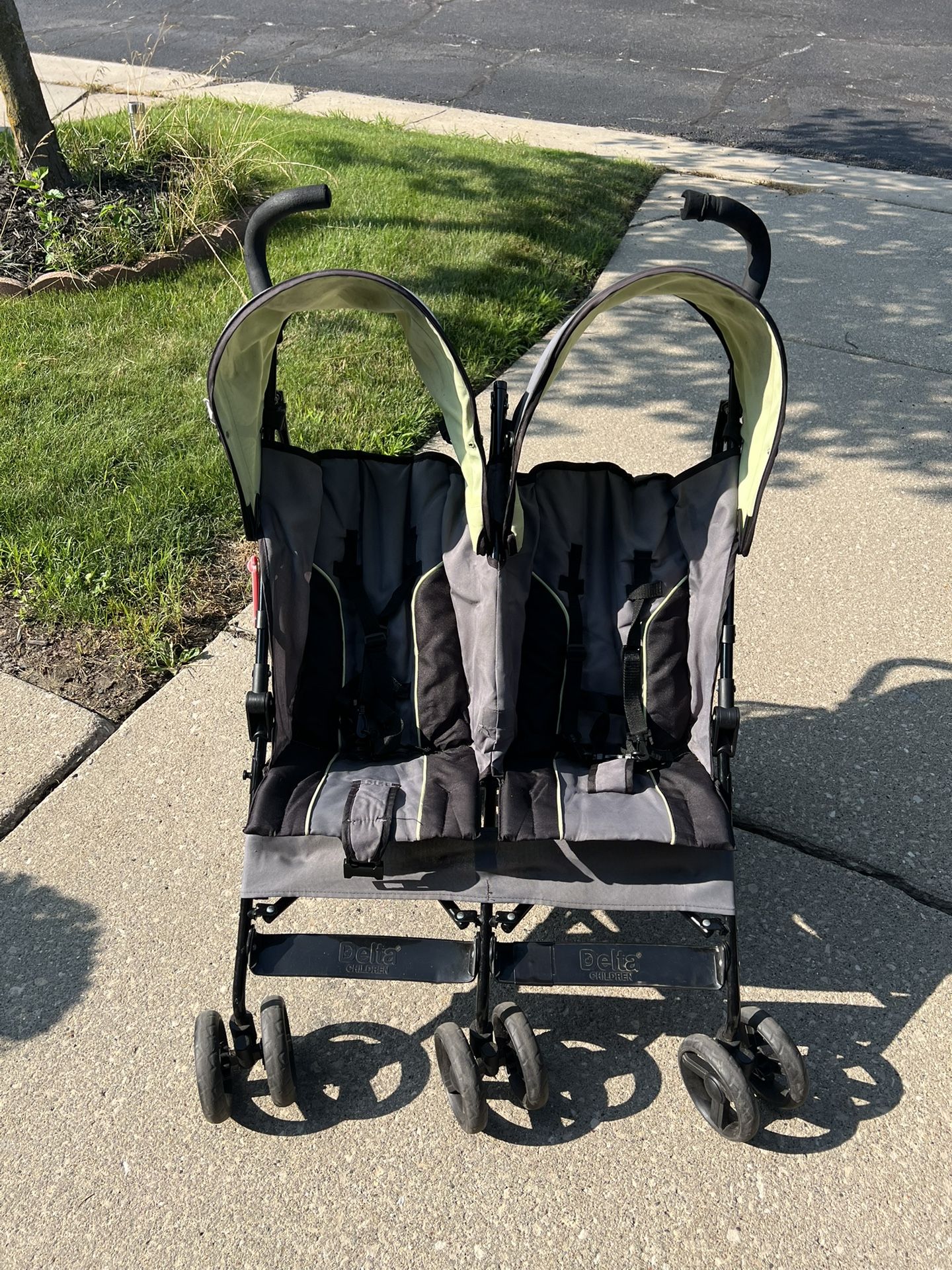 Delta Twin Collapsible Umbrella Stroller