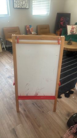 Easel & Chalkboard