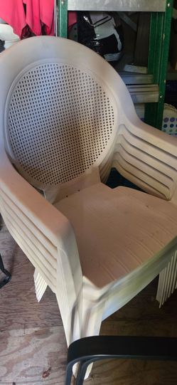 6 Patio plastic chairs