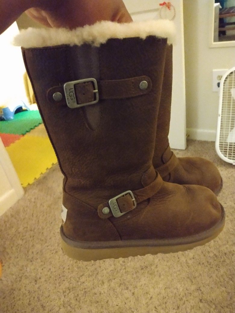 Like New UGG BOOTS SIZE 2 In Girls