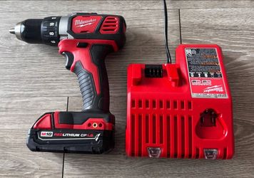Milwaukee M18 2606-20 1/2" Drill/Driver Kit w/ CP1.5 Battery & Charger Working
