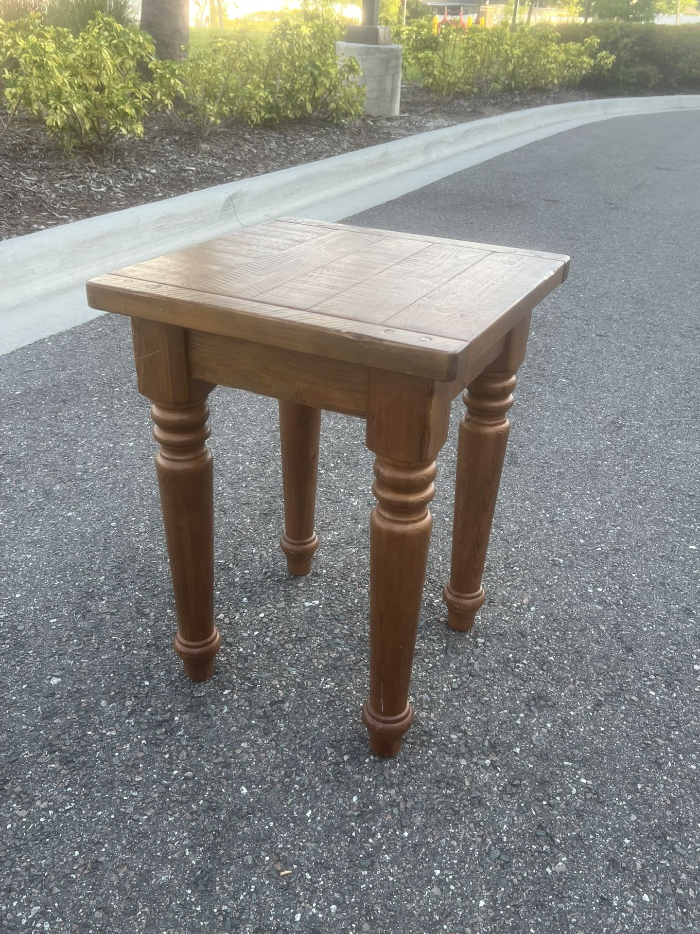 Small Pottery Barn multi purpose bench, stand end table used in good condition with some minor cosmetic blemishes. Theses blemishes are in the form of