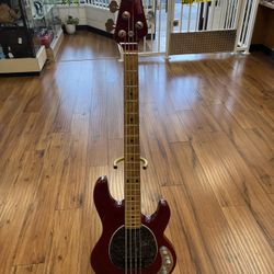 STINGRAY ERNIE BALL GUITAR IN GOOD CONDITION, DAMAGED CASE
