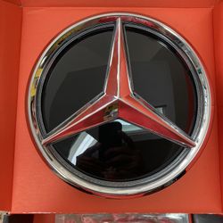 MERCEDES BENZ FRONT BADGE