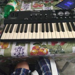 LINE 6 POD STUDIO KB37 Controller Keyboard Audio Interface

