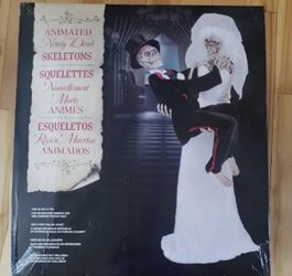 Animated Dead Bride And Groom Skeletons / Halloween Decorations  Thumbnail