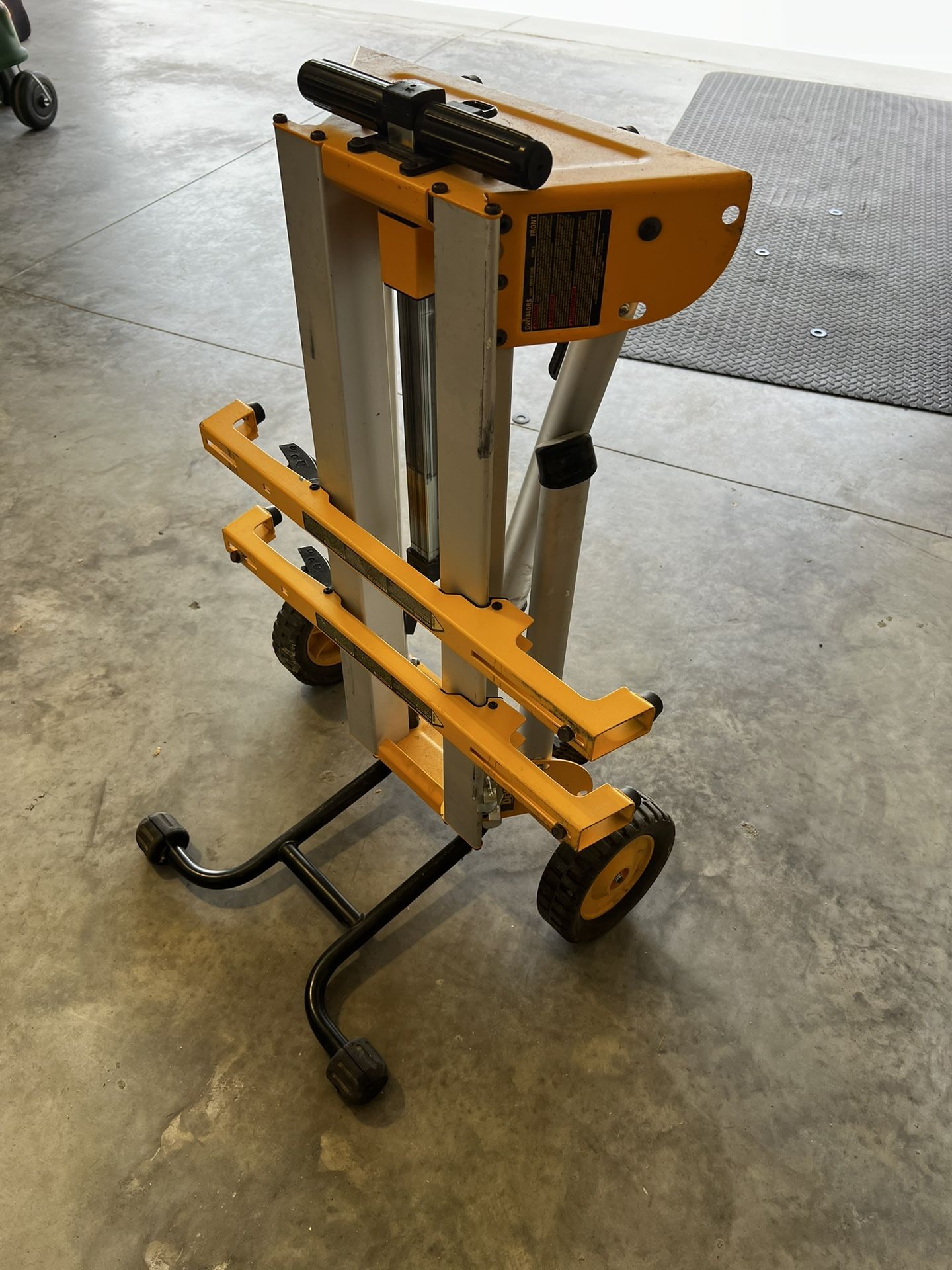 DEWALT Table Saw Stand with Quick-Connect  Stand Brackets