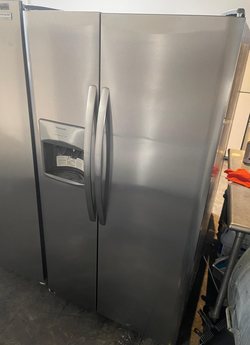 Deal: Frigidaire SxS Stainless w/ Ice Maker — Clean & Ready