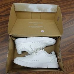 On Women’s Size 8 THE ROGER Advantage Sneaker