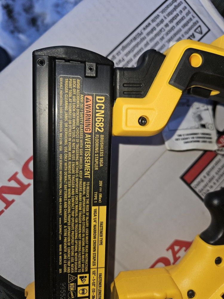 20v Max Dewalt Dcn682 DEWALT DCN682B 20V MAX XR 18 Gauge Flooring