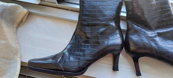 Black Croc Embossed Leather Ankle Boots - Pointed Toe Kitten Heel .size 8.5. Brand new!