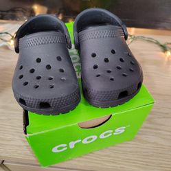 Toddler crocs 6C