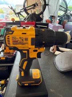 Selling a DeWalt DCD777 1/2” 20V MAX Cordless Drill/Driver