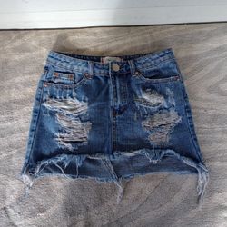 Signature eight Women's Distressed Denim  Mini Skirt Sz Small