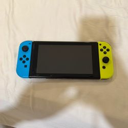 Ninteo Switch with two sets of controllers