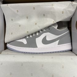 Jordan 1 Low” WOLF GREY” In MENS 9.5/womens 11