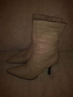 Womans size 11 Cream boot