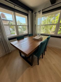 Beautiful table 4 chairs