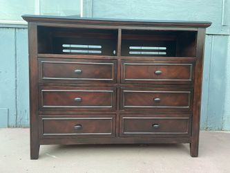 Solid wood long dresser in good condition all drawers open just fine