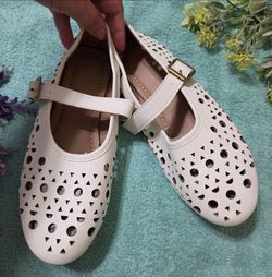 Shoes for girl white color matte patent leather cut out shape size 4