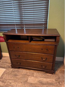 Media/ Dresser
