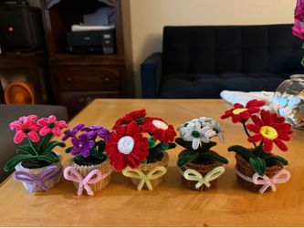 mini flowers made of fuzzy wire