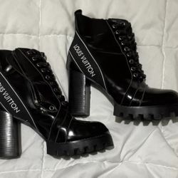 LOUIS VUITTON STAR TRAIL LINE LOGO LACE UP BLACK LEATHER BOOTS W/BAG
