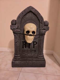 Halloween RIP Tombstone Decoration with Skull