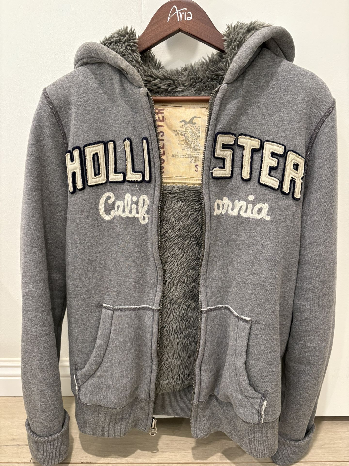 Hollister Sherpa-Lined Zip-Up Hoodie – Cozy & Stylish, Small