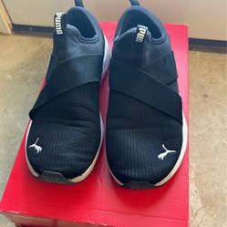 Woman’s Size 10 Pumas Tennis Shoes 
